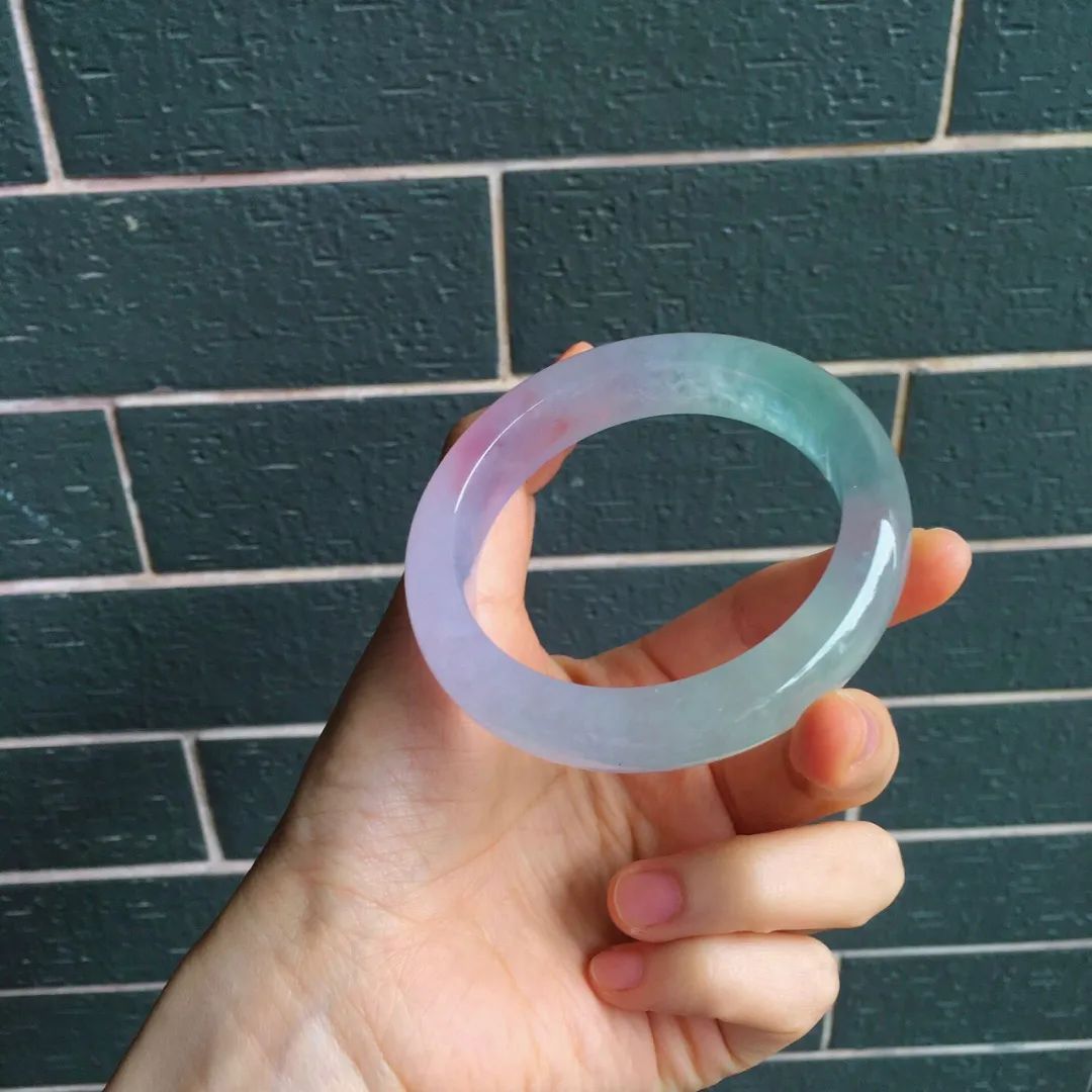 紫罗兰翡翠见光图片,紫色的翡翠都会见光失色吗