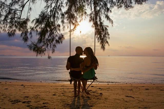 女朋友说腰很累怎么安慰,女朋友上班很累我该怎么安慰她