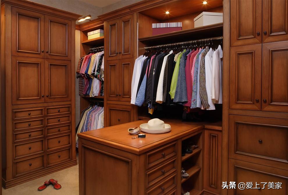 美式衣帽间装修效果图大全,主卧衣帽间美式轻奢装修效果图