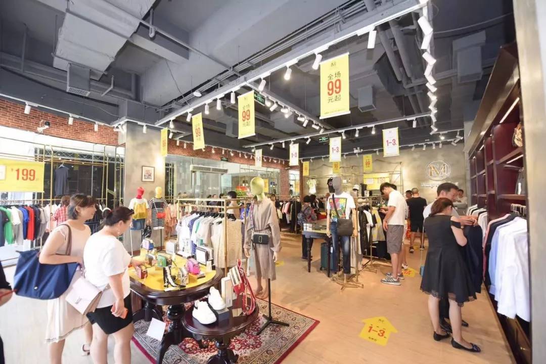 成都“时尚大咖”请注意!这里有个超低价大牌库喊你来爆仓