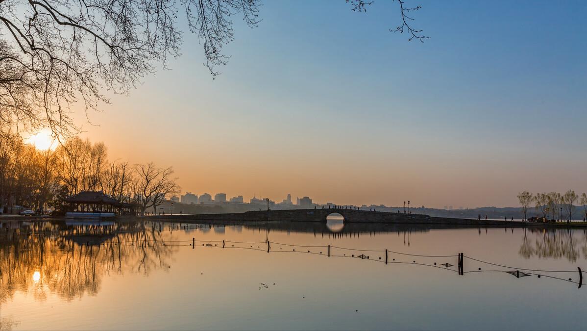 忆江南最忆是杭州是什么意思,江南忆最忆是杭州古诗带拼音