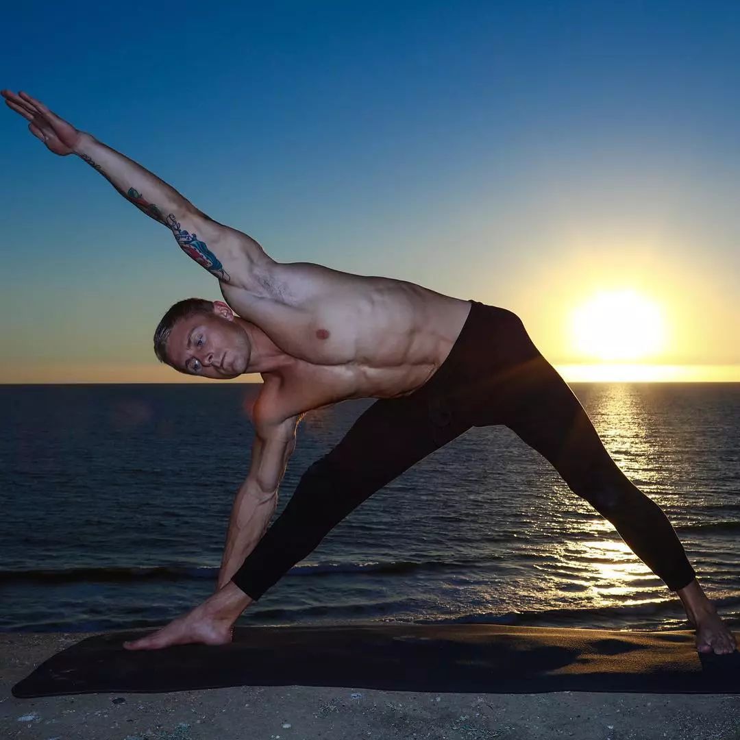 男士练瑜伽的作用和功效,男士练习瑜伽都已经成为一种时尚