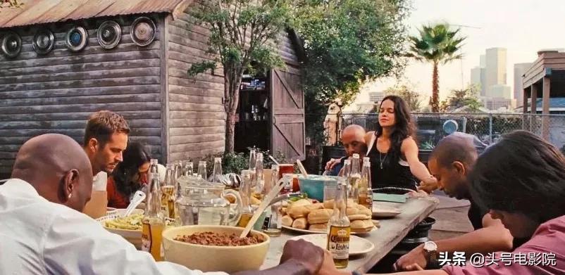 保罗沃克和范迪塞尔分离图片,速度与激情7保罗沃克真实死因