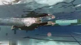 蛙泳游得不快解决方法,蛙泳游不快怎么练习