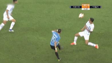 满球场嘘声,中超争议手球判罚