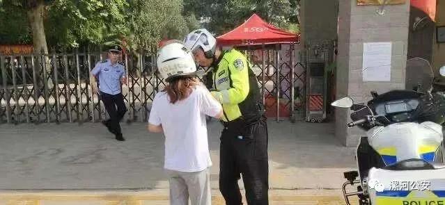 警方护航高考第一天,漯河警察护航高考