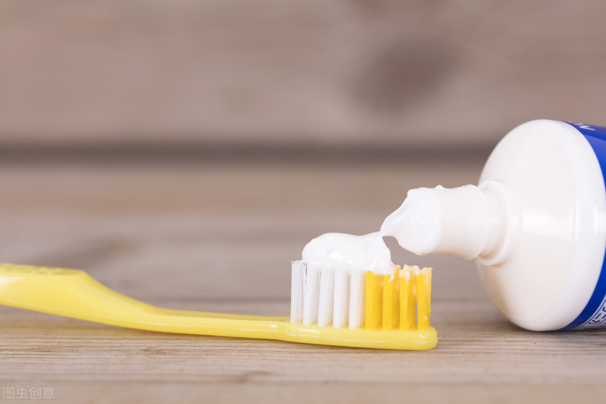 用洗衣粉洗鞋鞋子发黄怎么救,什么清洗剂能把鞋子清洗干净