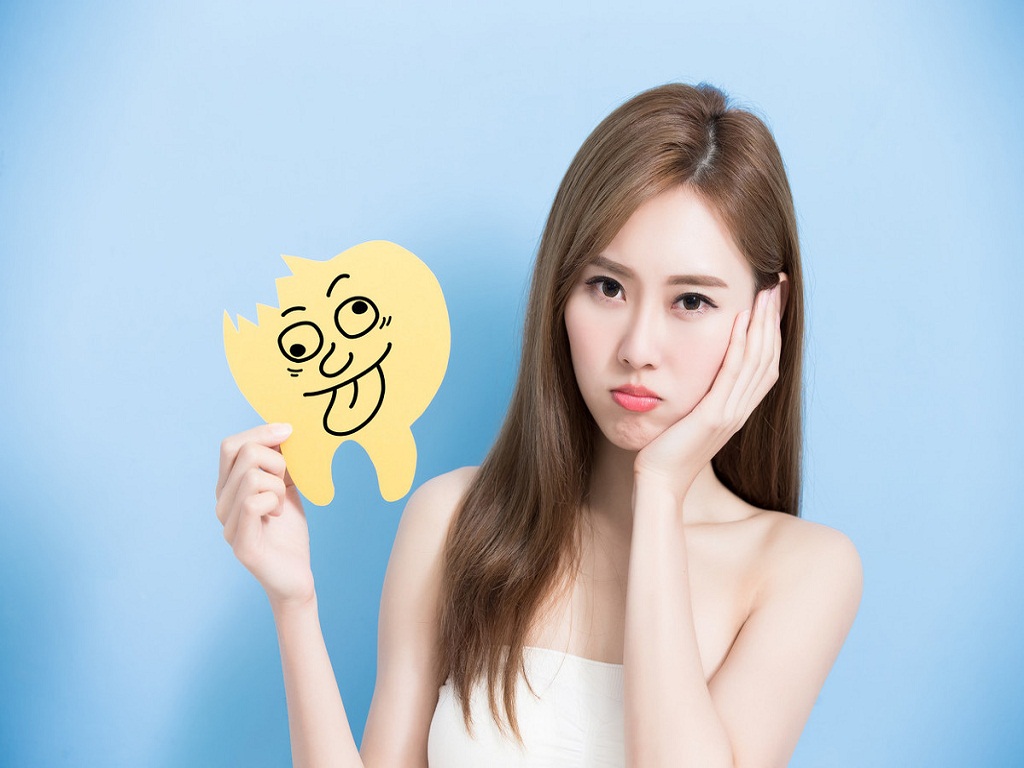 不正确的刷牙多久会形成楔状缺损,不正确的刷牙方式导致牙根外露