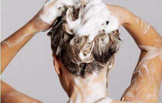 头发烫得太毛躁了怎么补救,毛躁受损的头发怎么烫