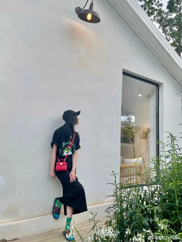 三里屯偶遇大幂幂,杨幂和闺蜜在三里屯逛街遭搭讪