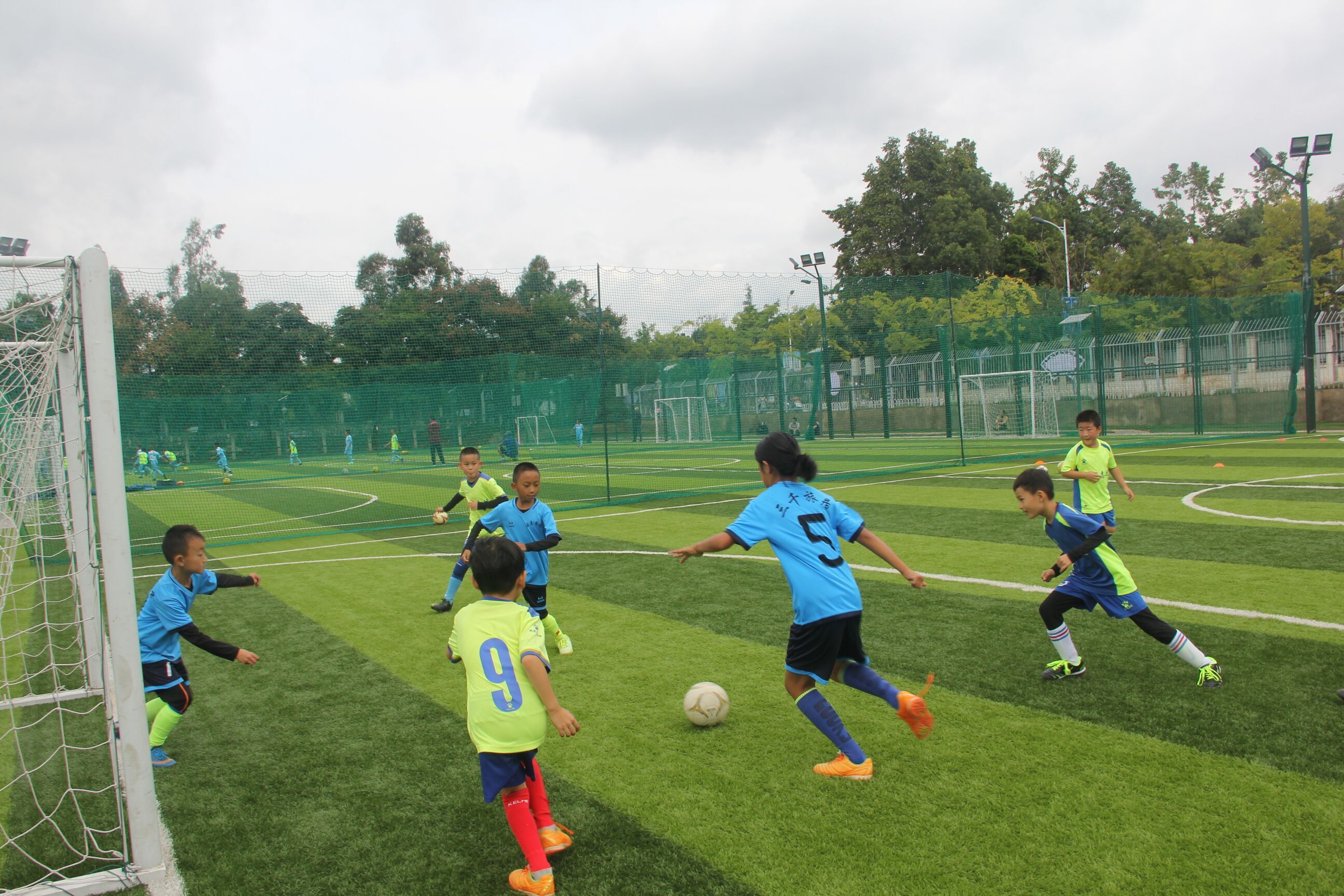 踢球队友不会跑位怎么带球,踢球时的跑位和传球意识