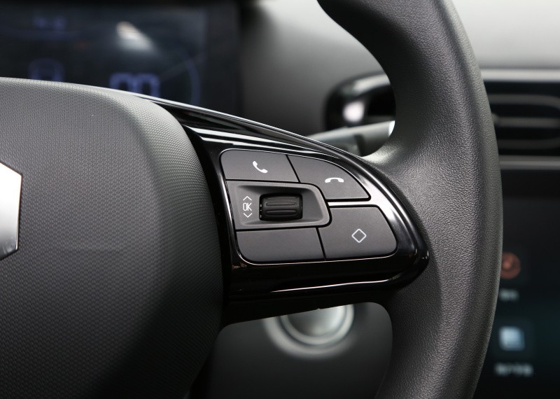 90后美女的南瓜马车—零跑T03配置高、操控好，续航400