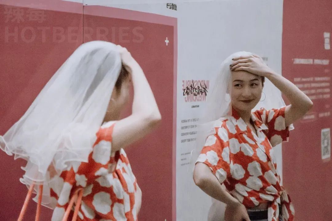 在家看*片A**被老妈撞见，她反手就带我去了个“18禁”场所