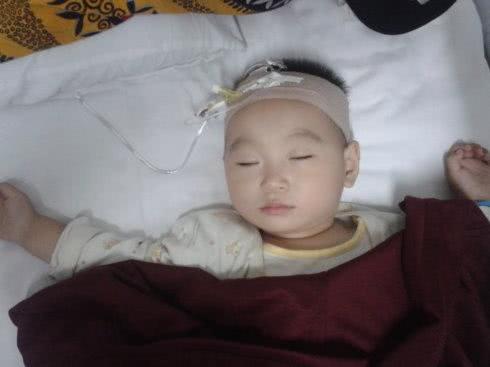 宝宝从80厘米床掉下来怎么办,婴儿坠床摔到头后多久脱离危险