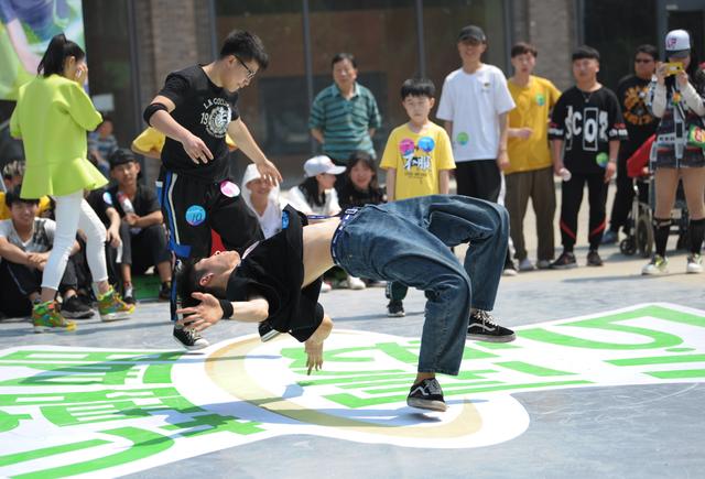 “安利‘511’我要腰”今开晒街舞争霸不服来战pick钟意小蛮腰