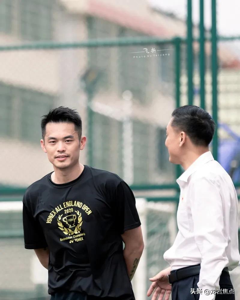 林丹脚踢球,林丹回到球场赢了