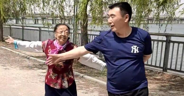 90后娶60岁老太太真实事件,25岁小伙不顾反对娶60岁大妈