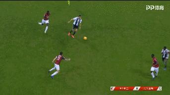 c罗帽子戏法第一脚暴力远射,博努奇评价c罗凌空抽射