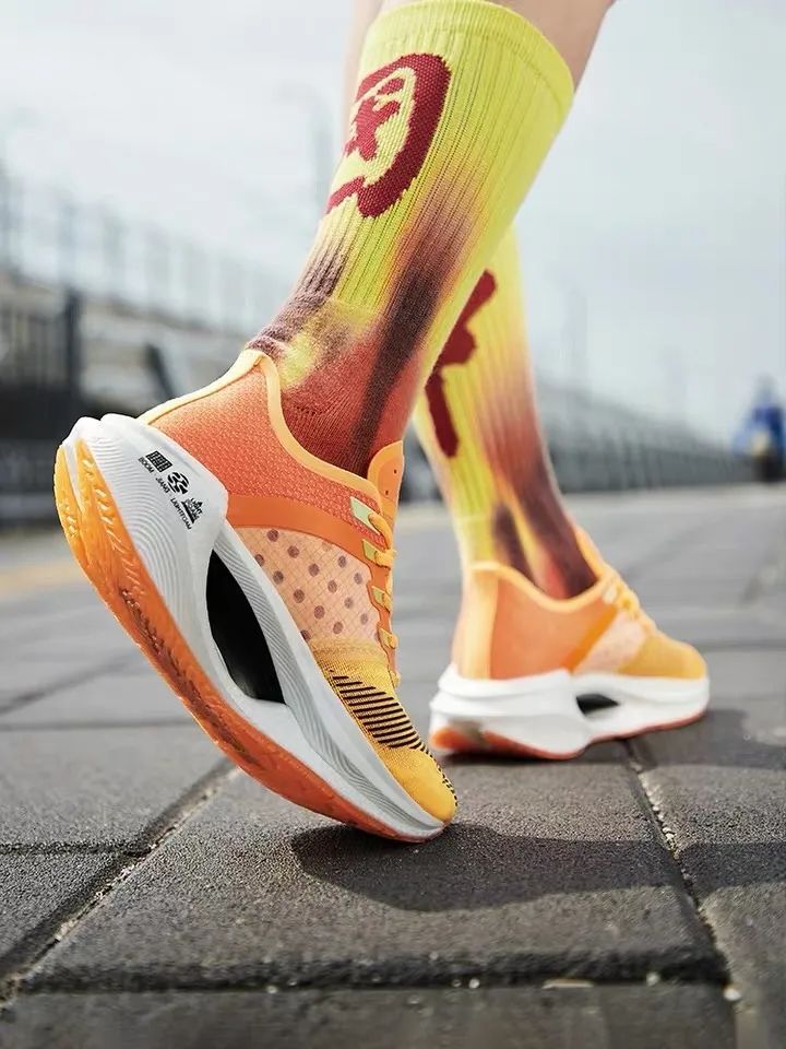 科技颜值跑鞋100到200元,䨻科技李宁跑鞋推荐