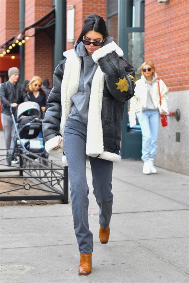 今年流行羊羔绒外套温暖又时髦,今年流行的羊羔外套