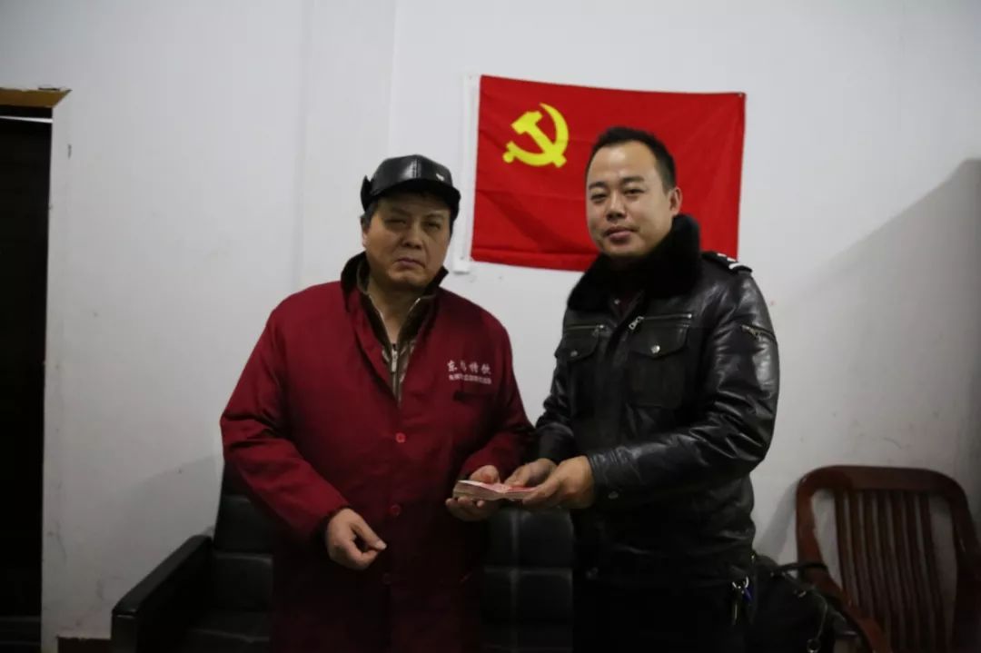 一男一女卖给汉寿某超市10条“和天下”，老板打开一看气炸了...