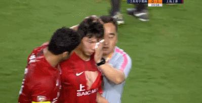 太鲁莽！苏宁铁腰飞踹杨世元面门险重演班古拉13年前悲剧