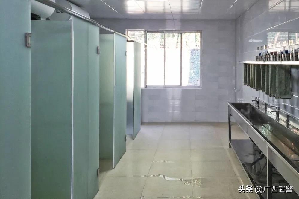 这次，中队长把厕所砸了！