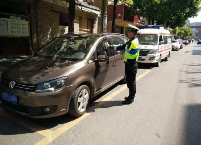 没有停车位，又不想吃罚单该咋办？老司机教你用这招，车友：实用