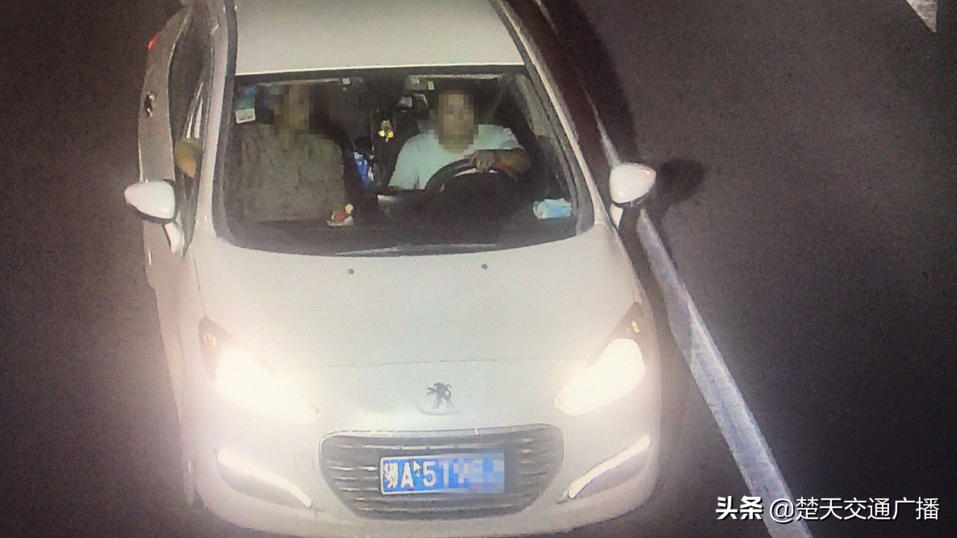 男子酒驾遇检查逃跑被拦停,男子酒驾被举报民警赶赴现场查获