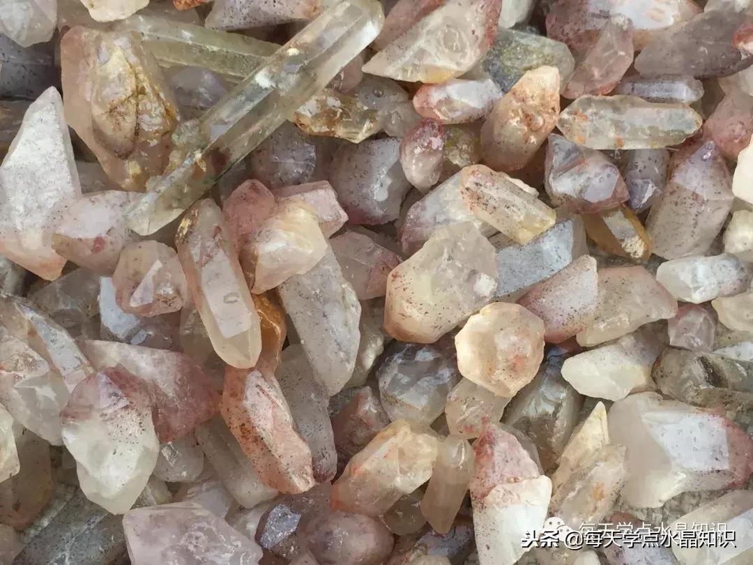 天蒙蒙亮赶个早市看一看天然水晶毛料市场