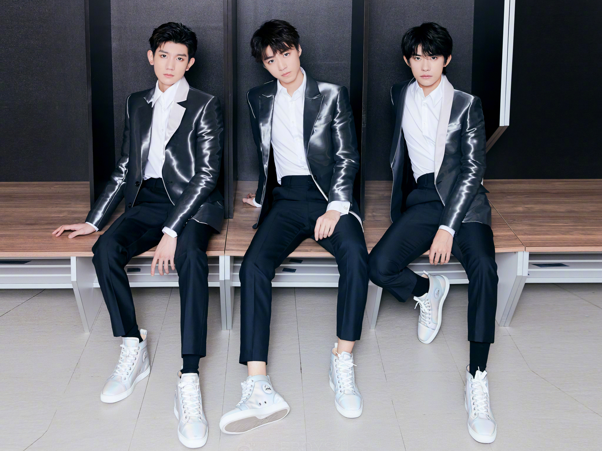 tfboys王俊凯白西装,tfboys十周年王俊凯外套