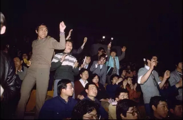 窦唯18岁,窦唯年轻时在香港演唱会吹笛子