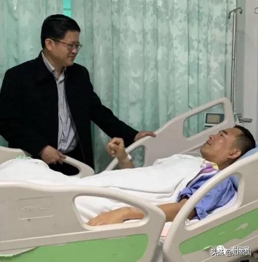 还记得那位向自己心脏开枪的泰国法官吗？这次他又补了一枪...