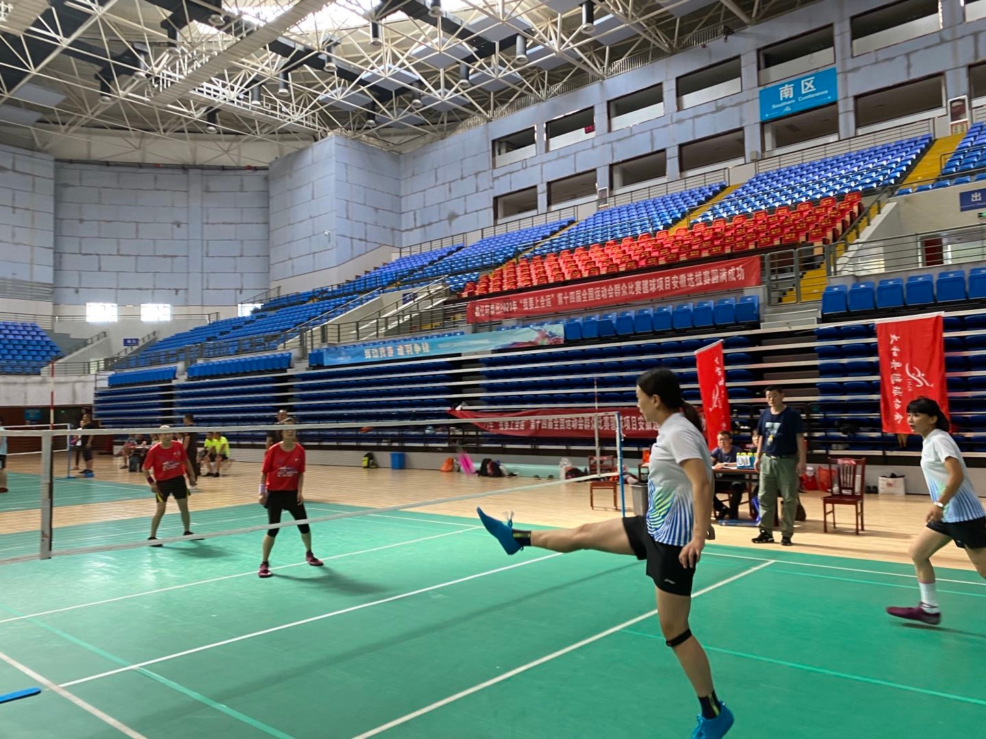 小小毽球空中飞舞,让毽球飞起来