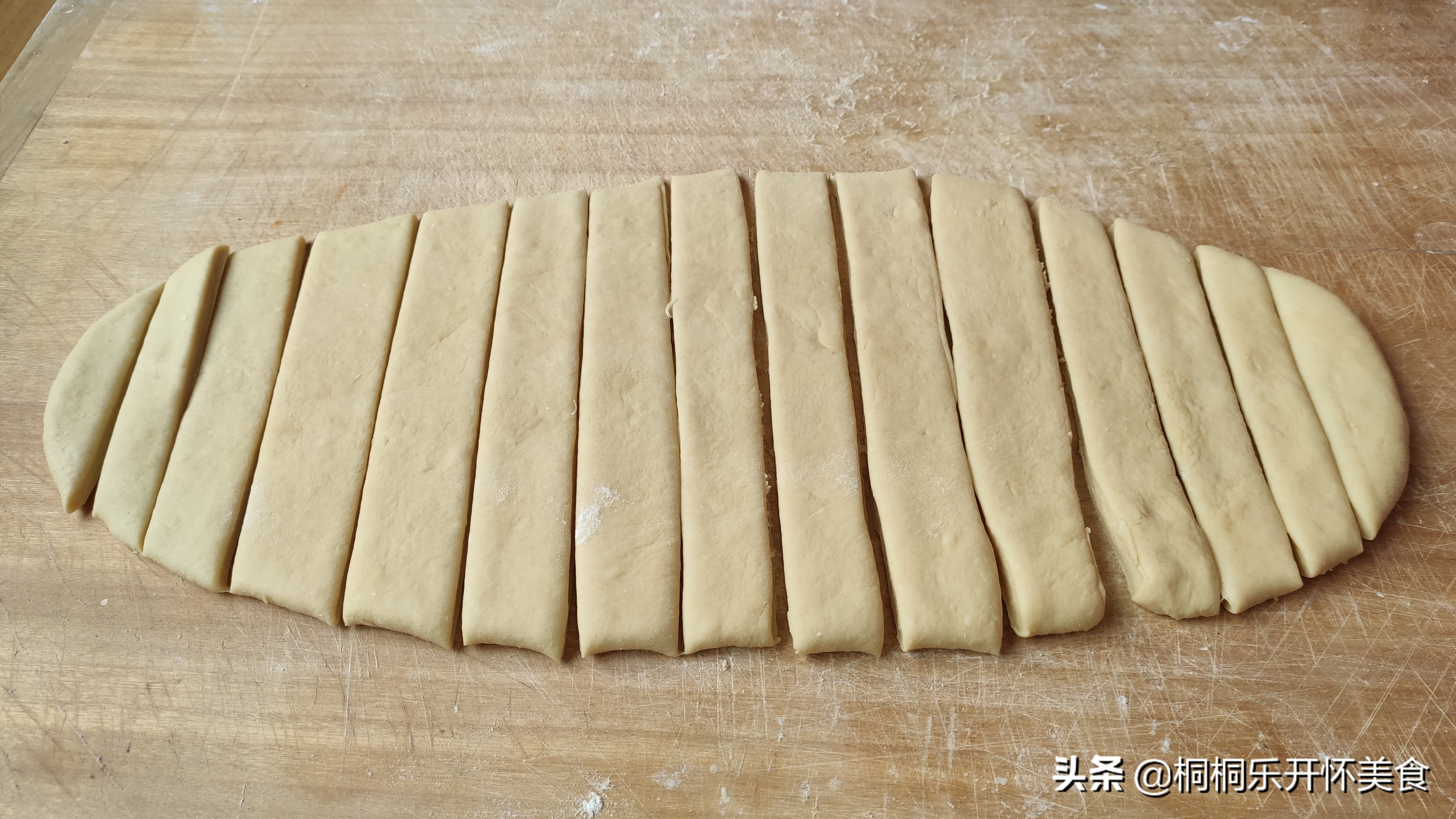 无矾油条怎么做到蓬松酥脆,自制油条蓬松酥软冷藏一夜