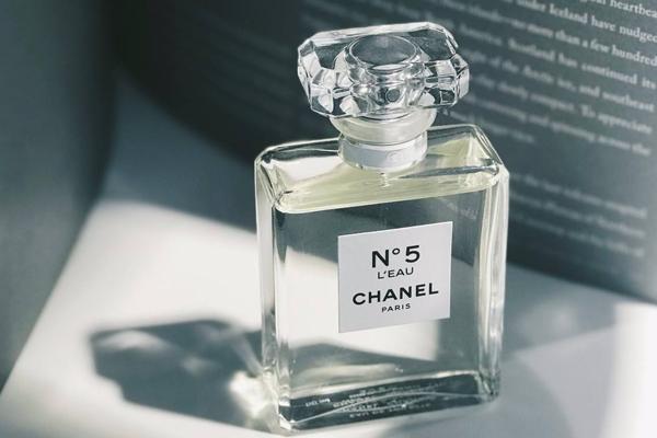 香奈儿5号水和5号之水哪个好闻,迪奥真我好闻还是香奈儿5号好闻