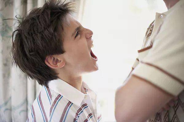 大孩子总是欺负小孩子怎么办,大孩子总欺负小孩子父母怎么教育