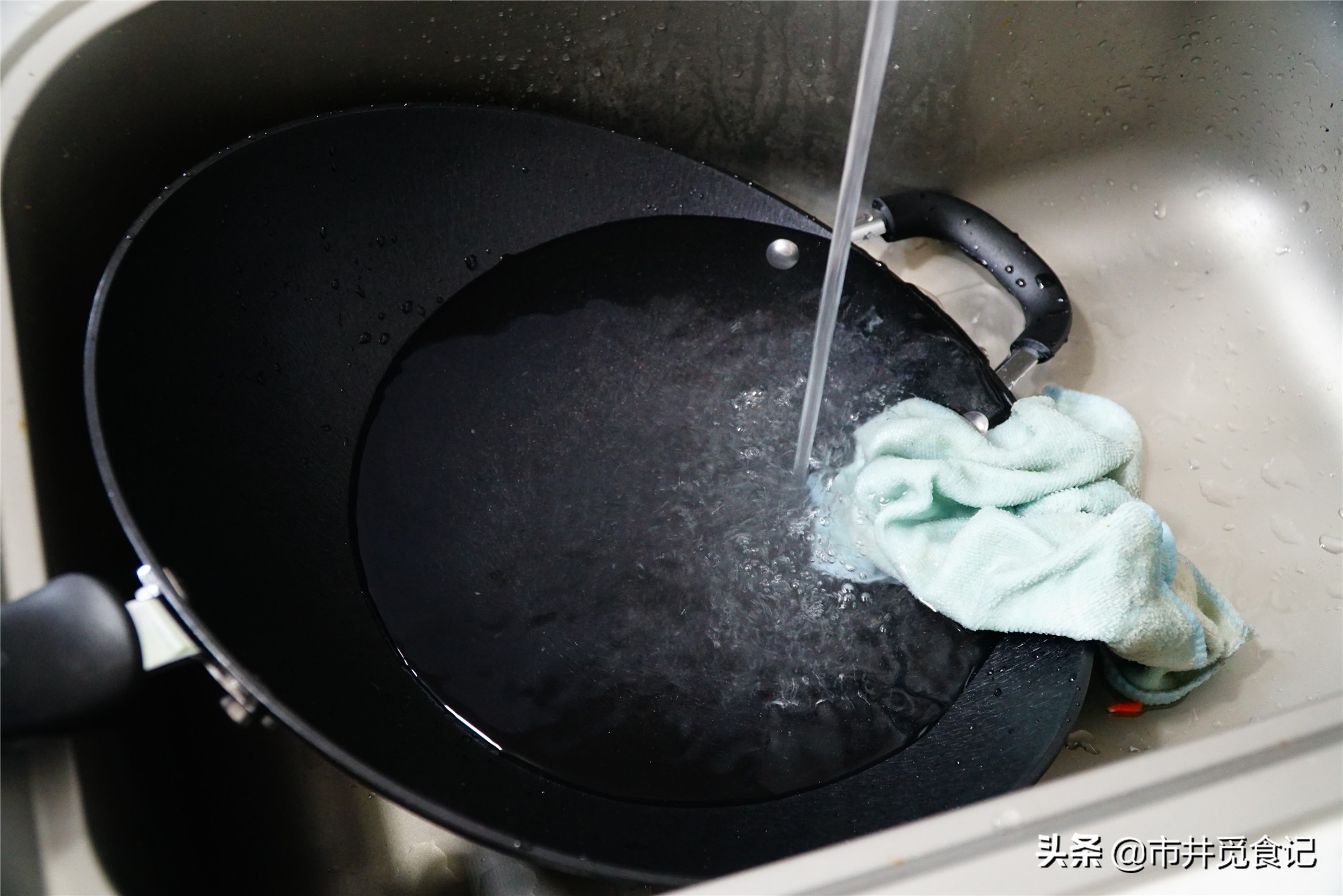 刚买的新铁锅用之前怎么操作,生铁铁锅如何开锅才不生锈不粘锅