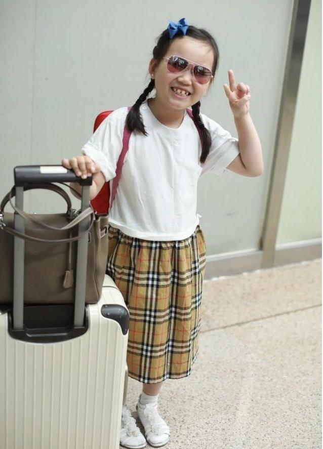 马蓉女儿王子珊近照曝光,马蓉衣着时尚现身机场