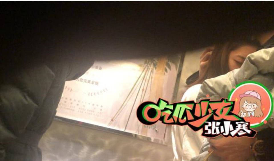 演员邢昭林搂抱女大学生被拍，女方提前开好房，穿着浴袍出来迎接