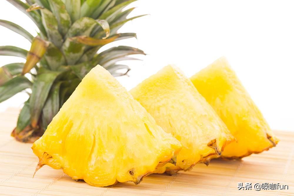菠萝酸涩不好吃？吃之前蘸一种水，比盐水浸泡过的味道更甜