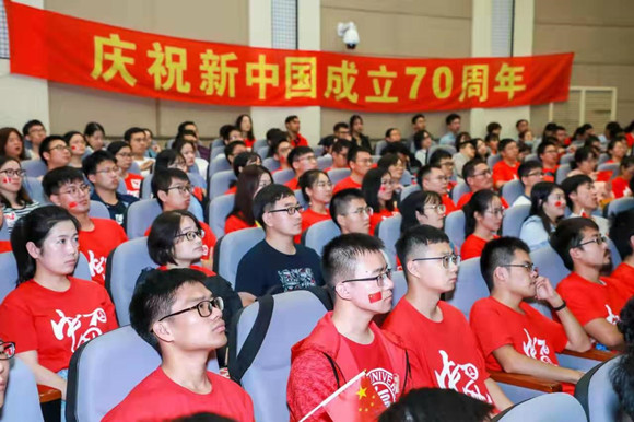 大学观看国庆70周年阅兵仪式,全国高校师生收看国庆阅兵