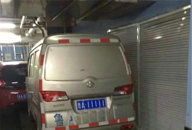 偶遇最牛军车牌照,面包车最牛车牌