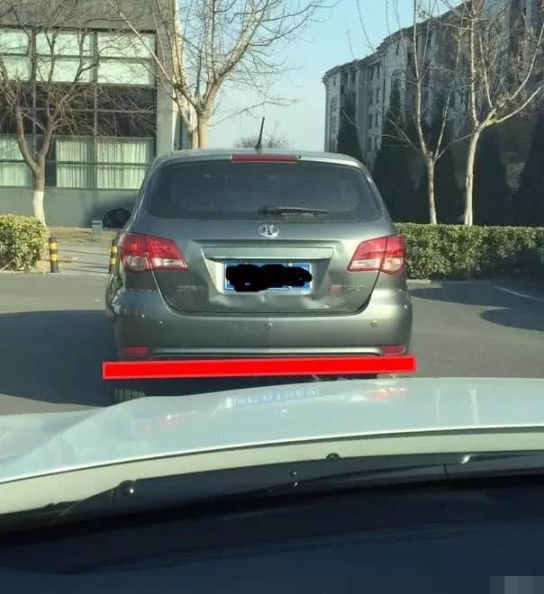 怎么判断车头与马路牙子的距离,开车看不到引擎盖怎么判断距离