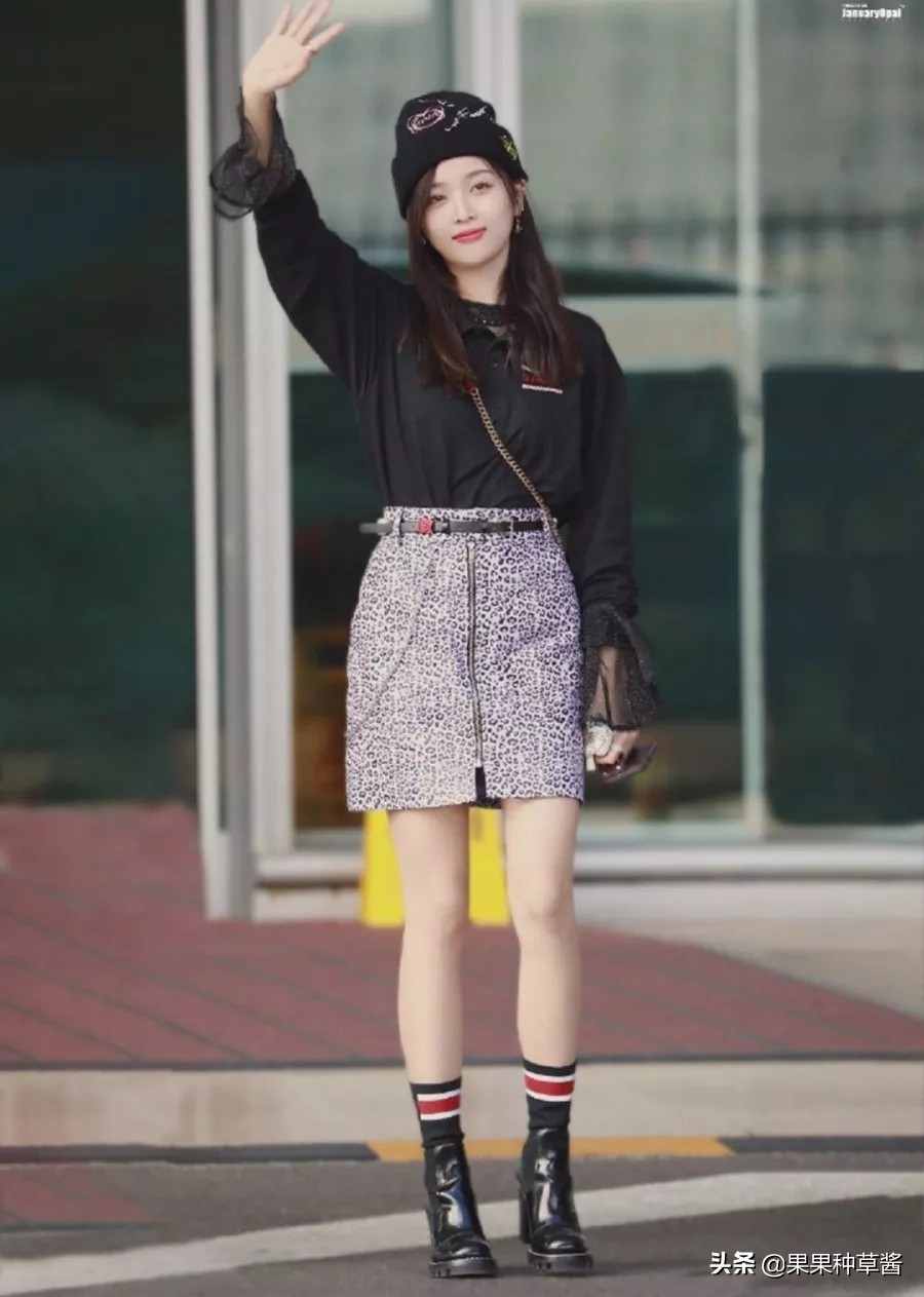 杨幂黑色字母袜王牌对王牌,杨幂格子衫高筒靴秀逆天长腿