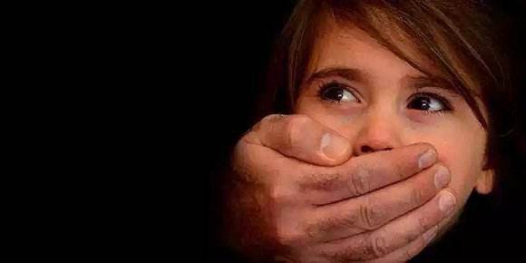 8岁女孩被打*体下**出血！保险公司该不该赔？太多家长都想错了