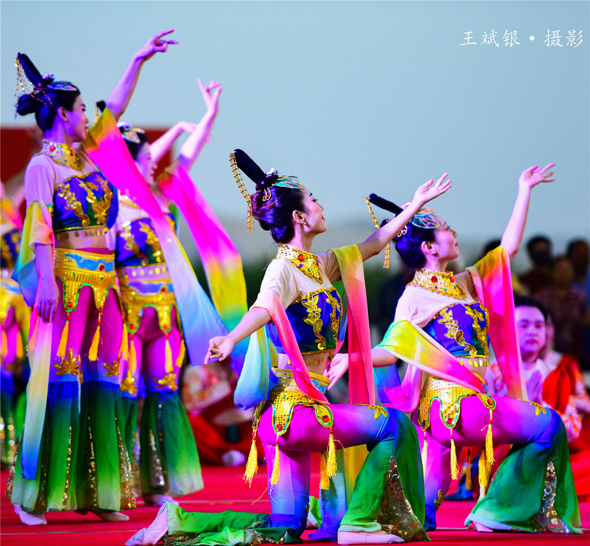 在敦煌跳敦煌舞,跳敦煌的舞蹈服