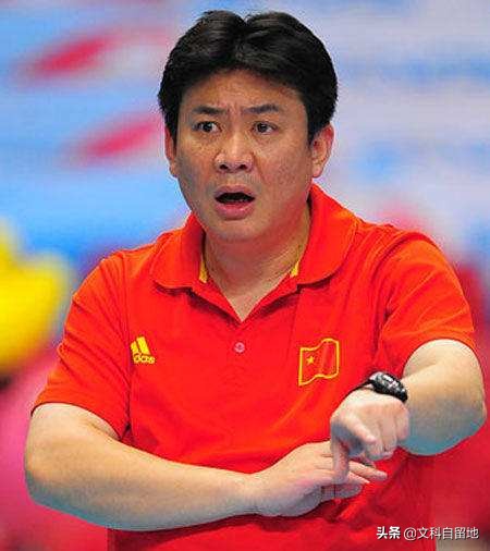 中国女排历任主教练任期及位置，王宝泉仅159天，郎平执教十年