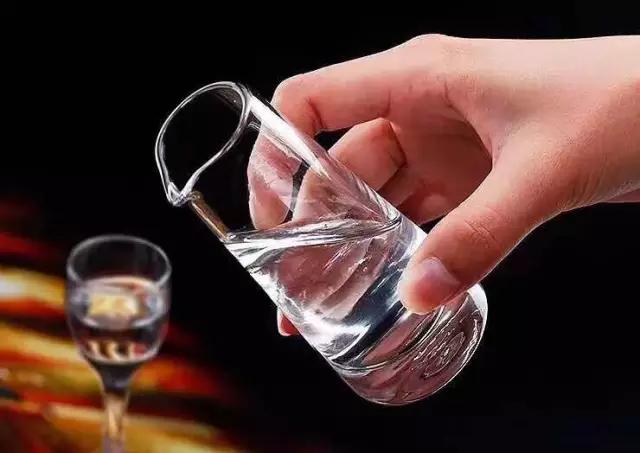 纯粮酒和酒精勾兑的酒怎么区别,白酒勾兑和酒精勾兑