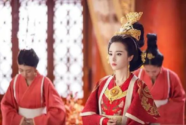 老皇帝刚驾崩，13岁太子便临幸后妈，却阴差阳错造就一千古明君